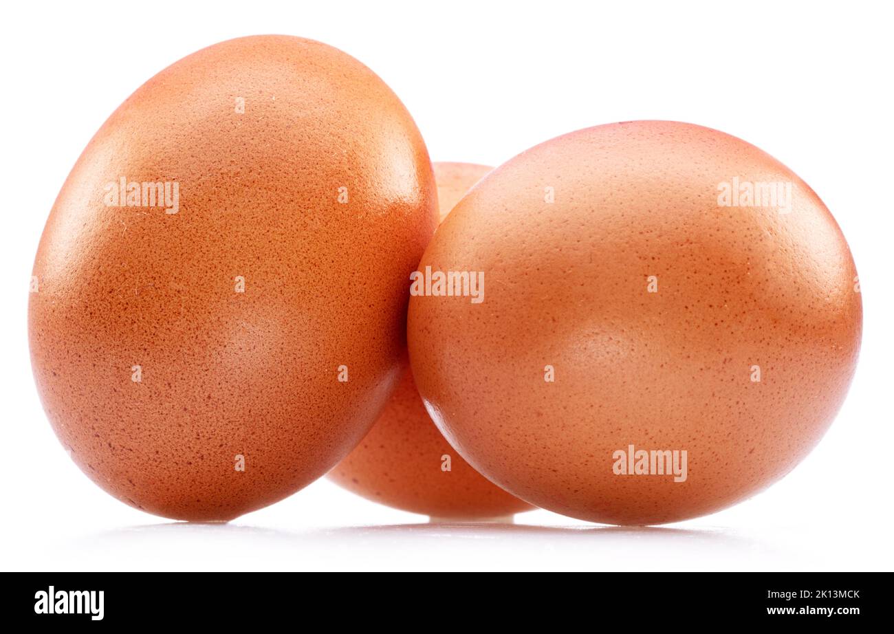 Uova di pollo marroni isolate su sfondo bianco. Foto Stock