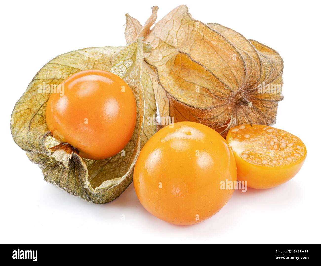 Physalis maturo o frutti di bacche dorate in calice isolato su sfondo bianco. Foto Stock
