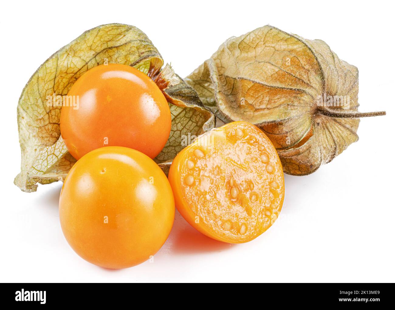 Physalis maturo o frutti di bacche dorate in calice isolato su sfondo bianco. Foto Stock