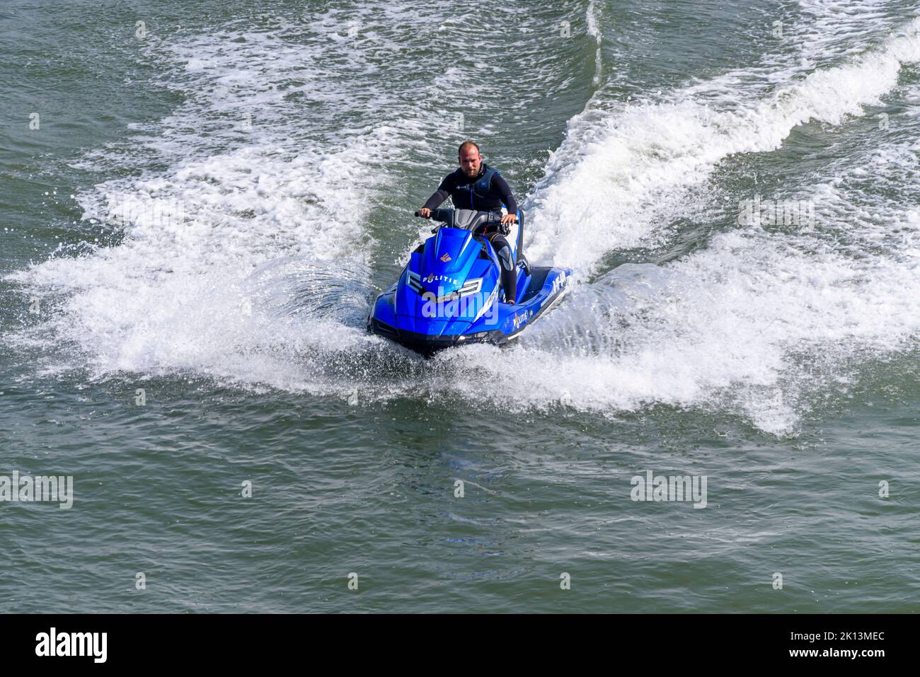 L'agente di polizia del porto marittimo di Rotterdam utilizza un moto d'acqua per pattugliare il porto di Rotterdam, nei Paesi Bassi Foto Stock