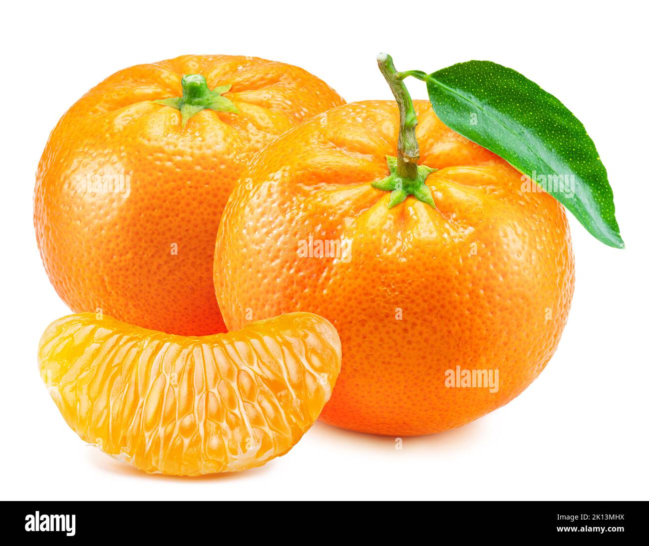 Frutti di mandarino maturi con foglie e fette di mandarino su sfondo bianco. Foto Stock