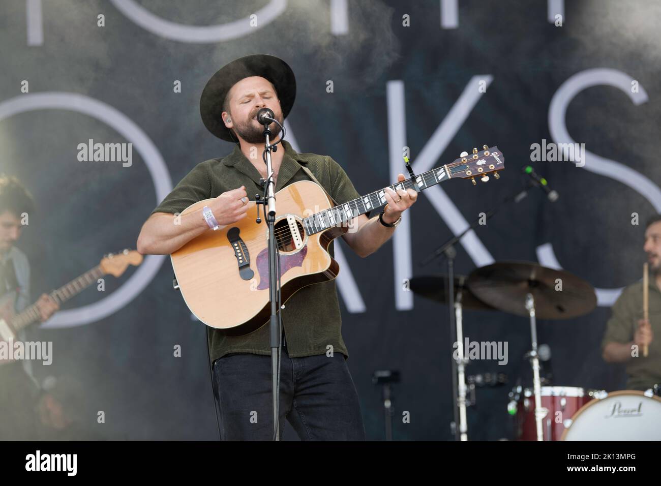 La band di nazionalità mista Mighty Oaks vive nella loro città di residenza di Berlino, Germania, per il festival dei suoni Tempelhof Foto Stock