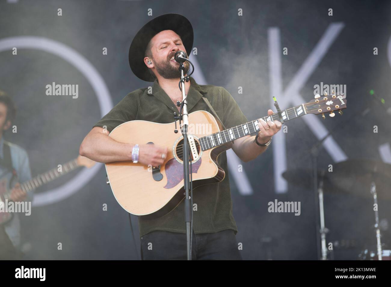 La band di nazionalità mista Mighty Oaks vive nella loro città di residenza di Berlino, Germania, per il festival dei suoni Tempelhof Foto Stock