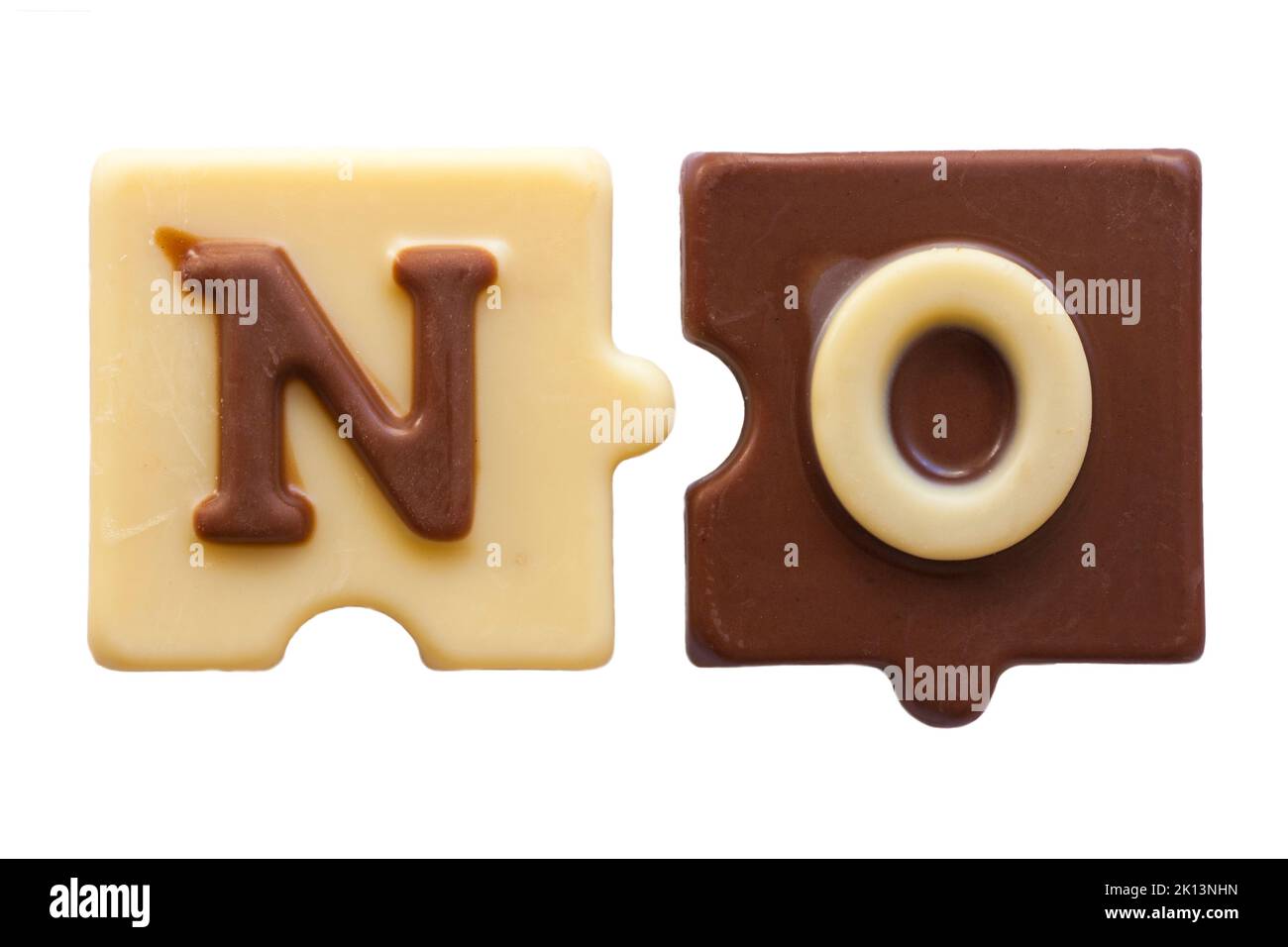 Cioccolatini in un pezzo di puzzle un cioccolato bianco, un cioccolato al latte, ortografia SENZA isolamento su sfondo bianco - concetto di dieta, concetto di willpower Foto Stock