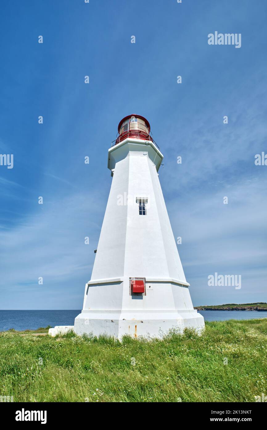 Il faro di Low Point si trova vicino a New Victoria Nova Scotia e segna l'ingresso orientale al porto di Sydney. Ancora in funzione oggi è acceso Foto Stock