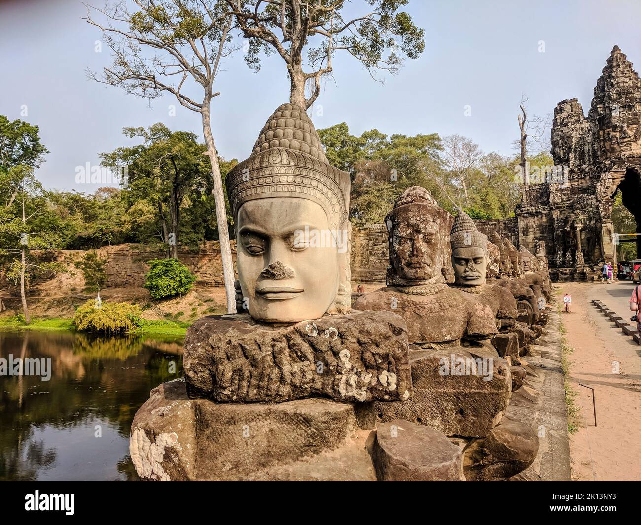 Teste di pietra scolpite all'ingresso di Angkor Thom, Siem Reap, Cambogia Foto Stock