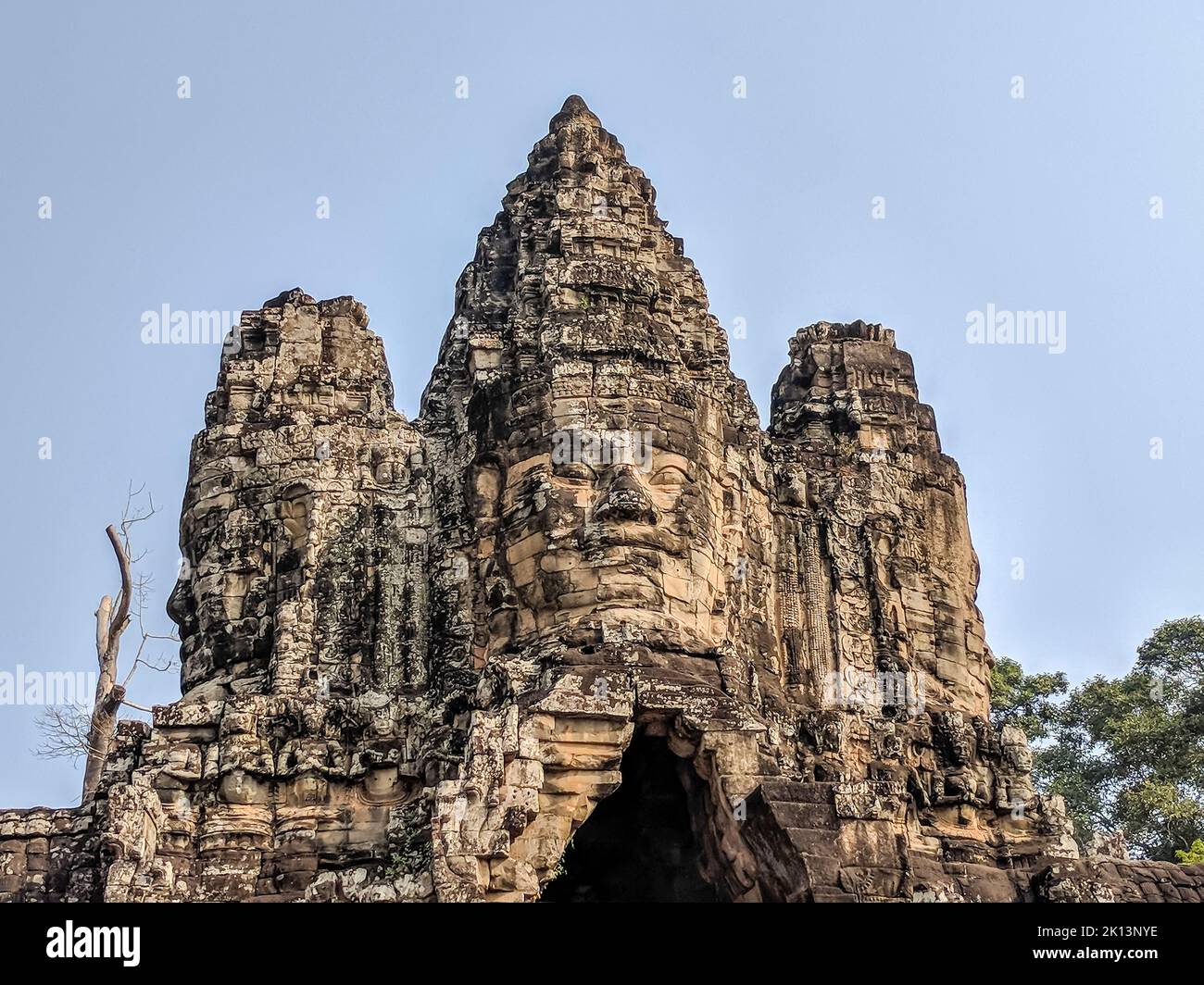 Edificio con grande facciata in pietra scolpita, Angkor Thom, Cambogia Foto Stock