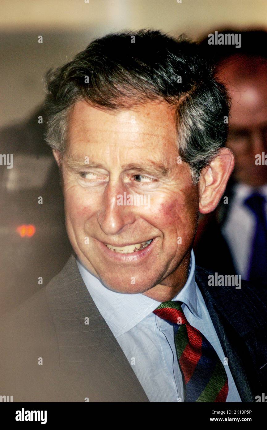 Il principe Charles accompagna il principe William nella sua prima visita ufficiale reale come re anziano al NASH Housing Project a Newport, nel Galles del Sud. Giugno 18 2003. FOTOGRAFIA: ROB WATKINS/ALAMY Foto Stock