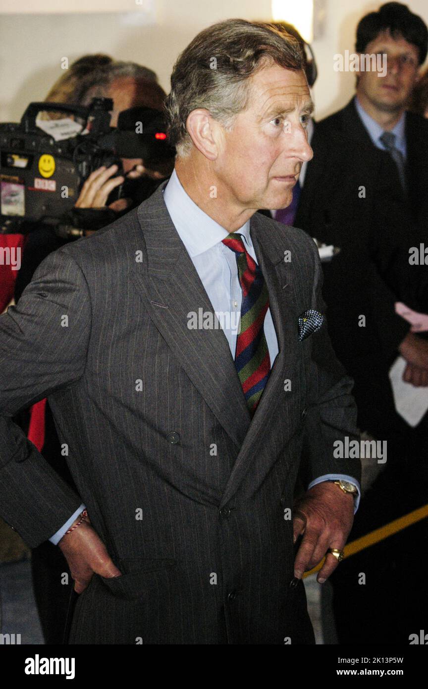 Il principe Charles accompagna il principe William nella sua prima visita ufficiale reale come re anziano al NASH Housing Project a Newport, nel Galles del Sud. Giugno 18 2003. FOTOGRAFIA: ROB WATKINS/ALAMY Foto Stock