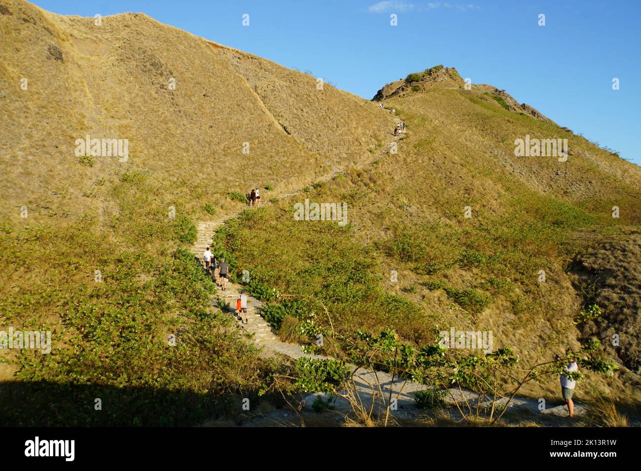 Gli escursionisti sono in fila per raggiungere la cima della collina del padar al Parco Nazionale di Komodo Foto Stock