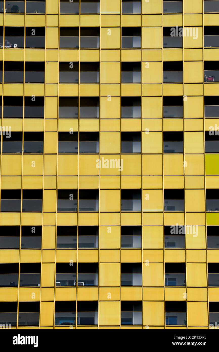 Blocco pieno di appartamenti di fronte al mare a Benidorm Foto Stock