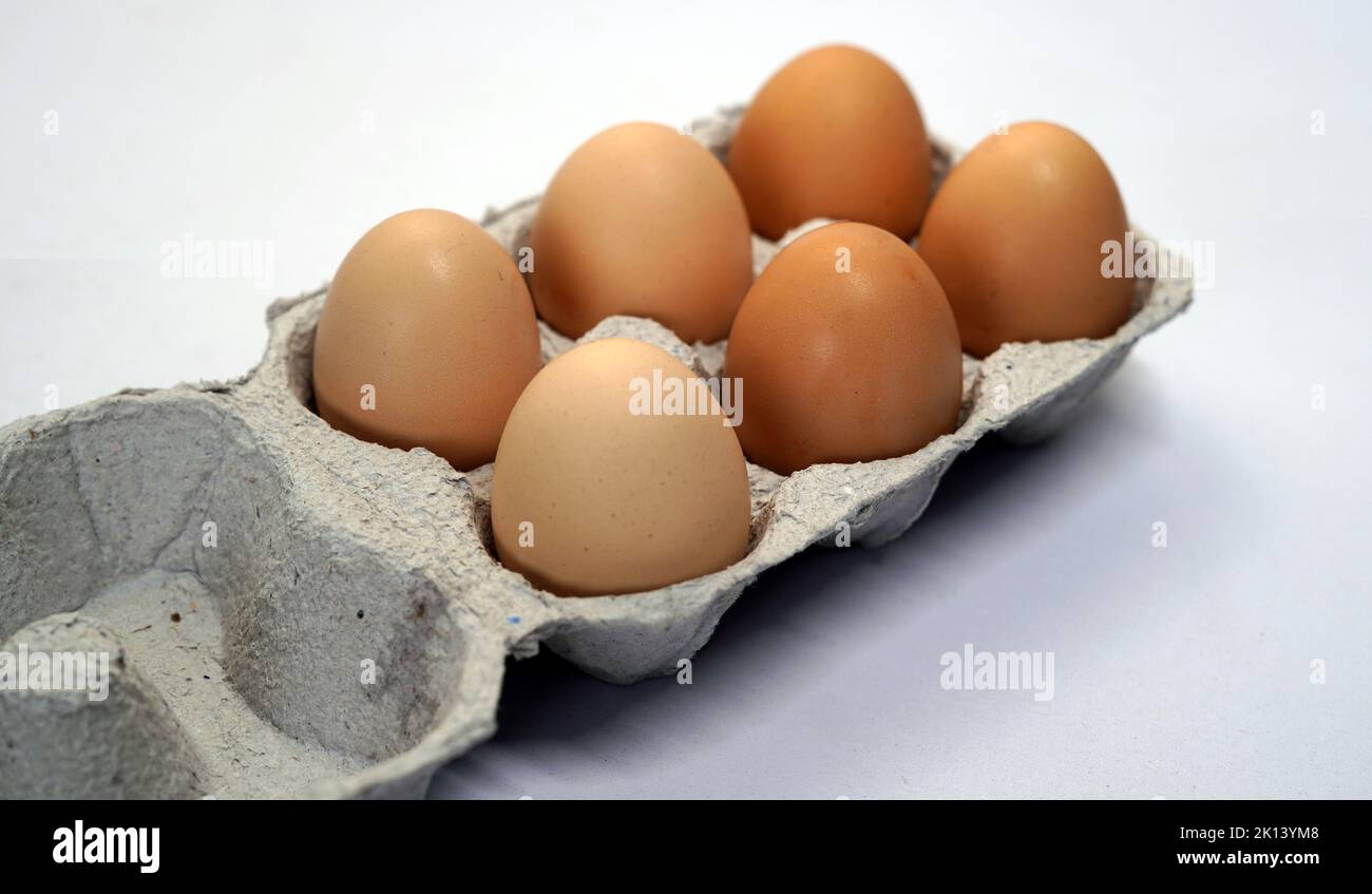 Top Shot di pollo marrone uova fresche in una scatola di carta. Una scatola di uova con dieci uova. Foto Stock