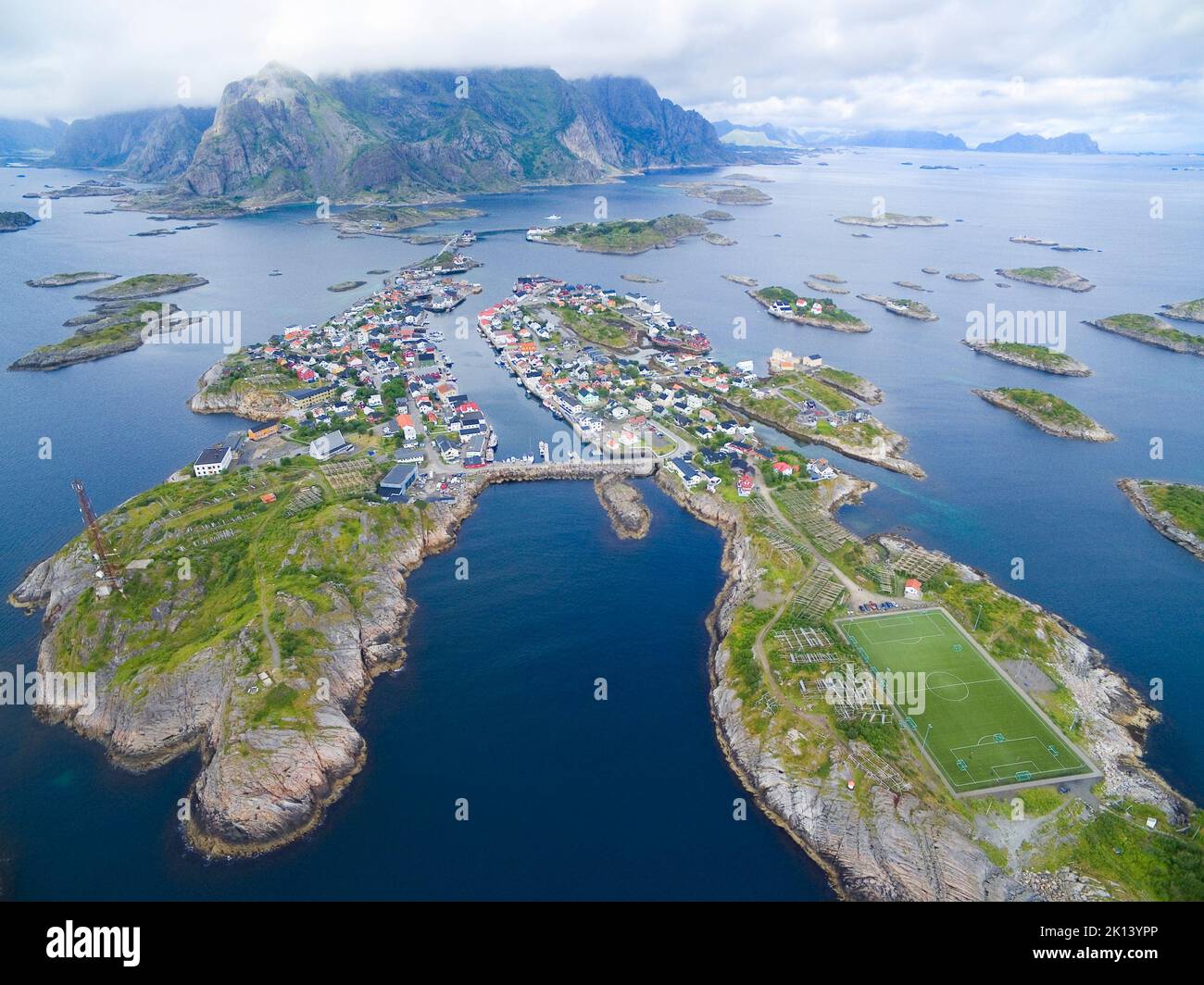 Veduta aerea di Henningsvaer - villaggio di pescatori a Lofoten, Norvegia famosa per il suo campo da calcio splendidamente posizionato Foto Stock