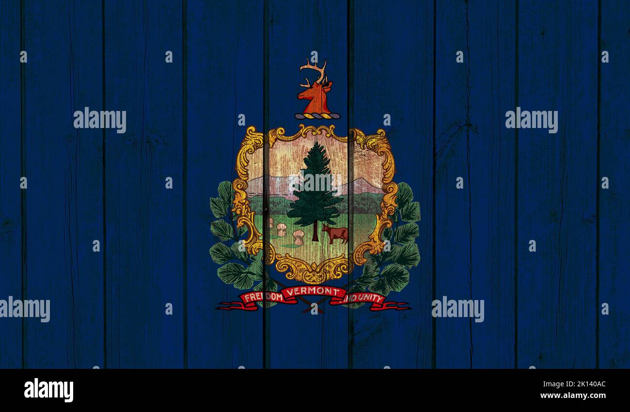 Vista dall'alto dell'Old Painted Flag of Vermont state, USA on Dark Wooden Fence, Wall. Patriota DEGLI STATI UNITI e concetto di viaggio. Nessun flagpole. Progettazione del piano, layout. Allarme Foto Stock