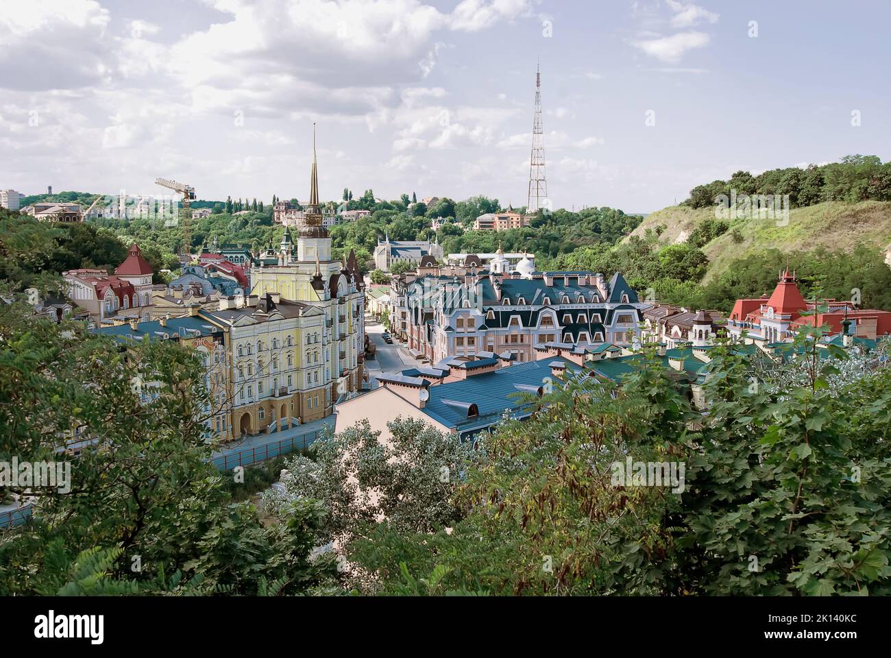 Vista generale della discesa di Andriyivskyi con la Chiesa di Sant'Andrea sullo sfondo a Kyiv, Ucraina Foto Stock