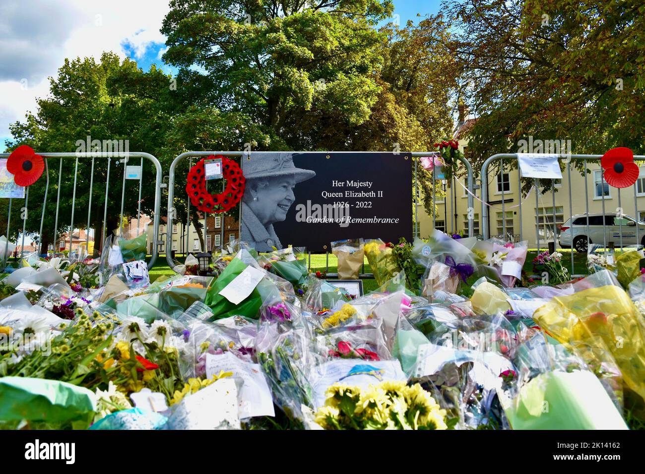 Stockton-on-Tees, Regno Unito. 15 settembre 2022. I membri del pubblico e delle scuole locali si sono riuniti per porre fiori e lasciare tributi in memoria di sua ultima Maestà la Regina Elisabetta II nel Giardino della memoria sul verde, Norton Village, Stockton-on-Tees. Il colorato mare di fiori continua a crescere, mentre i bramisti continuano a visitare e a rendere omaggio al Monarca che ha celebrato il suo Giubileo del platino all'inizio di quest'anno. Credit: Teesside Snapper/Alamy Live News Foto Stock