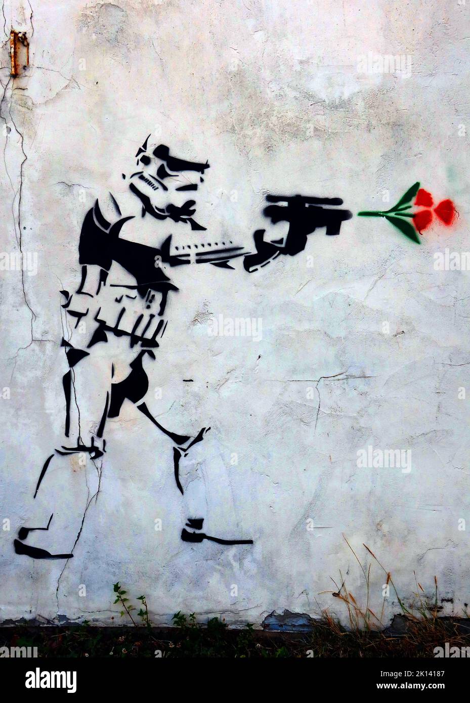 Stormtrooper spara una pistola e una rosa rossa esce, stencil art in Church Street, Runcorn, Halton, Cheshire, Inghilterra, REGNO UNITO, WA7 1LR Foto Stock