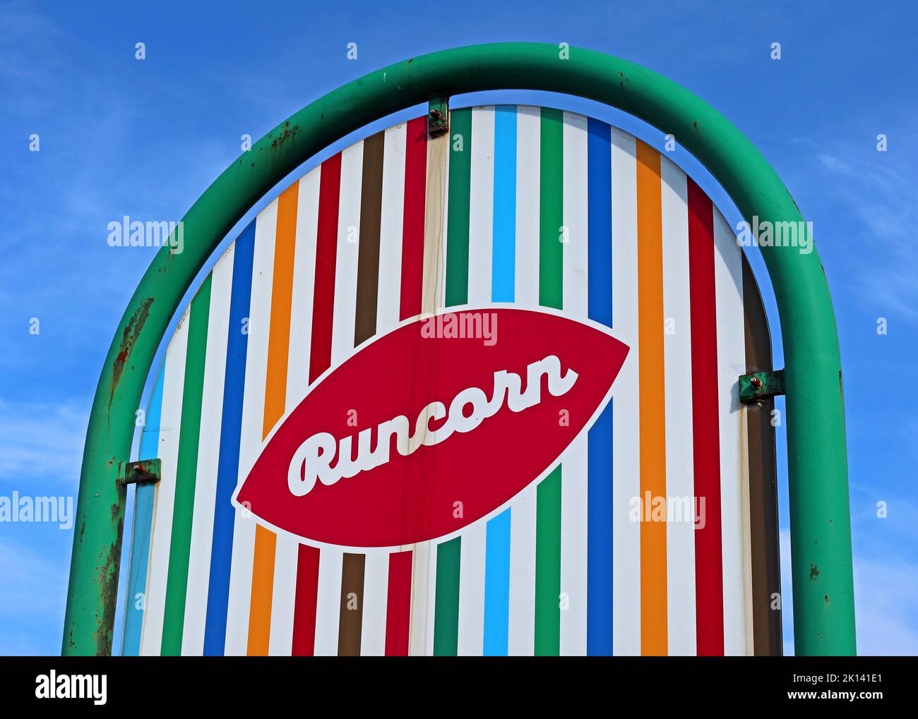 Runcorn centro storico segno in colori arcobaleno, Halton, Cheshire, Inghilterra, Regno Unito Foto Stock