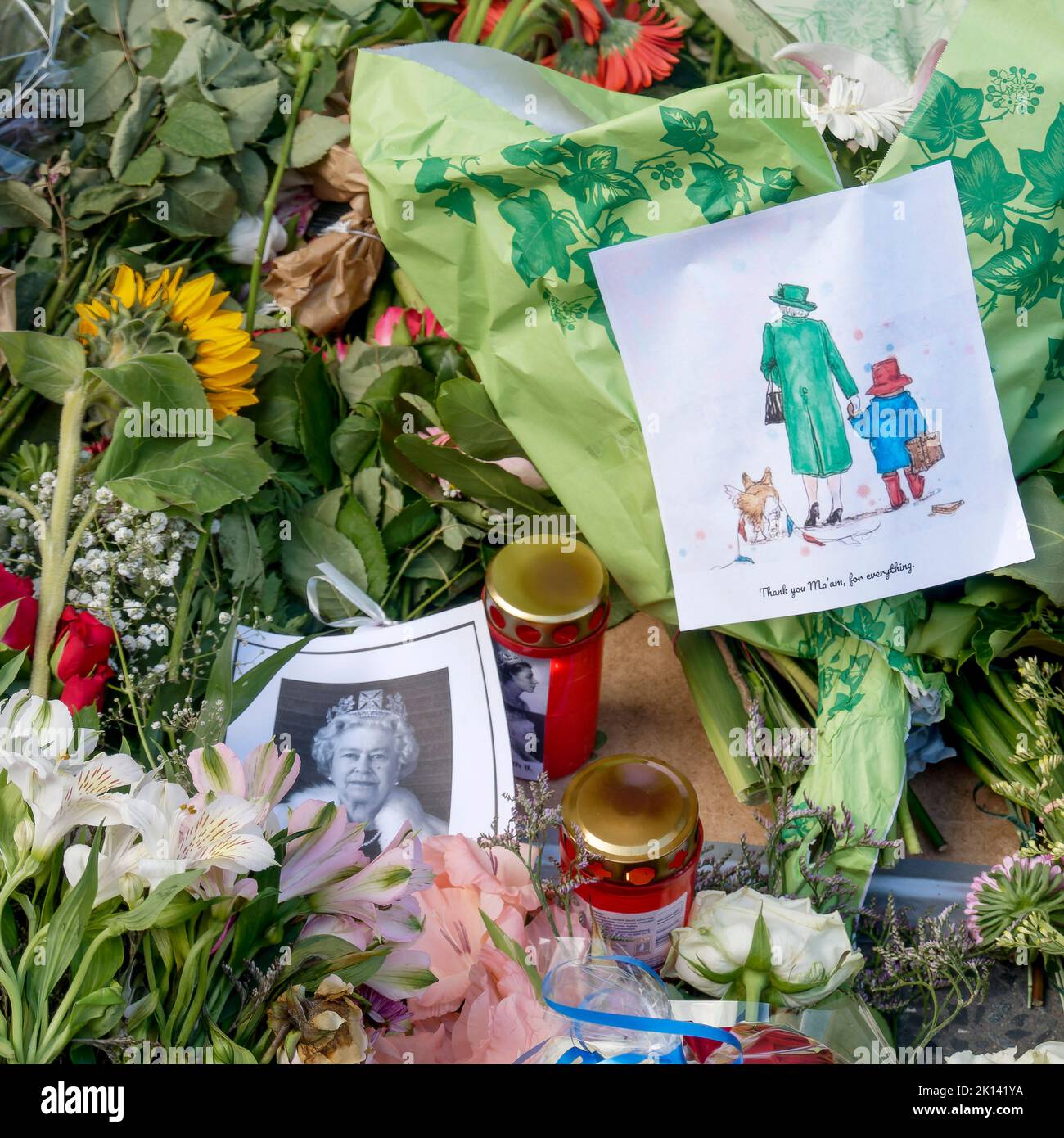 Beileidsbekundungen zum Tod von Königin Elizabeth II der Queen em 08.09.2022. Blumen und Kerzen werden vor der britischen Botschaft in Berlin abge Foto Stock
