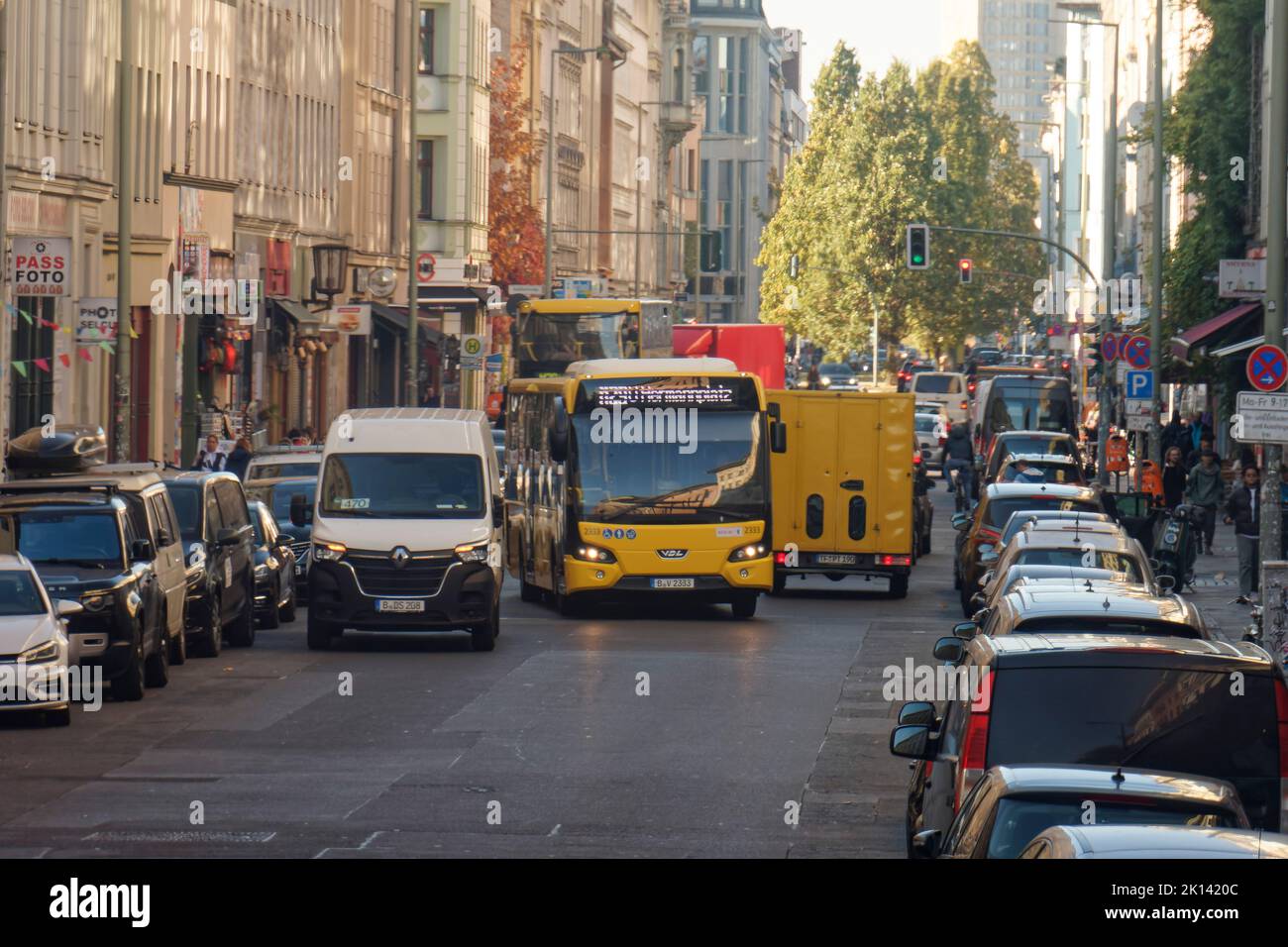 Lieferfahrzeuge blockieren in zweiter Reihe auf der Oranienstrasse a Kreuzberg den Verkehr, Berlino, Kreuzberg Foto Stock