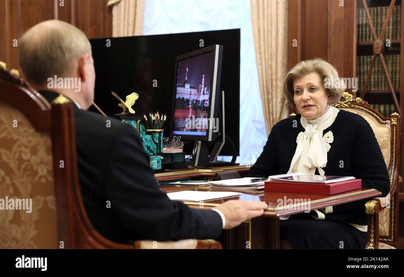 Mosca, Russia. 14th Set, 2022. Il Presidente russo Vladimir Putin ha un incontro faccia a faccia con il Capo di Rosocrabnadzor e il Capo di Stato medico sanitario Anna Popova, a destra, al Cremlino, il 14 settembre 2022 a Mosca, Russia. Credit: Gavriil Grigorov/Kremlin Pool/Alamy Live News Foto Stock