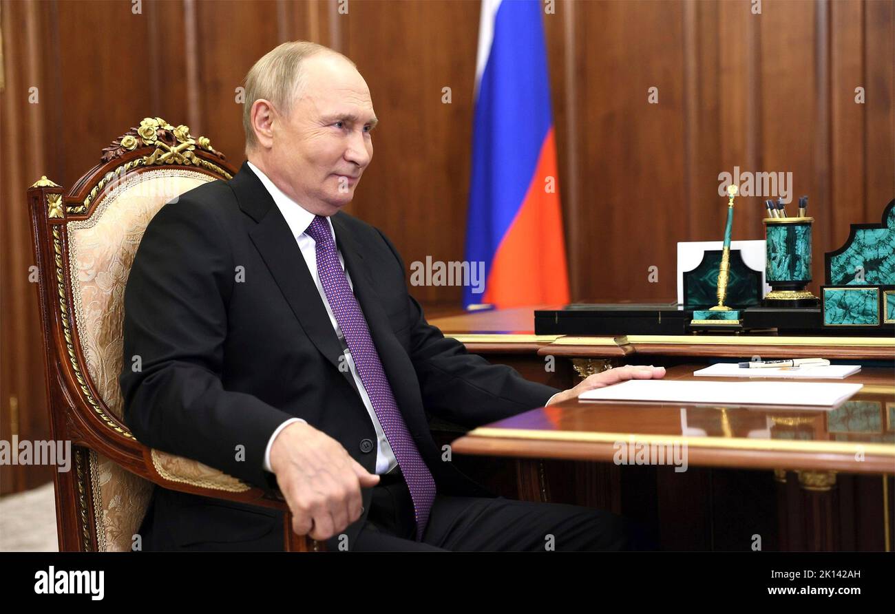 Mosca, Russia. 14th Set, 2022. Il presidente russo Vladimir Putin ha un incontro faccia a faccia con il capo di Rosocrabnadzor e il capo di stato medico sanitario Anna Popova, al Cremlino, il 14 settembre 2022 a Mosca, Russia. Credit: Gavriil Grigorov/Kremlin Pool/Alamy Live News Foto Stock