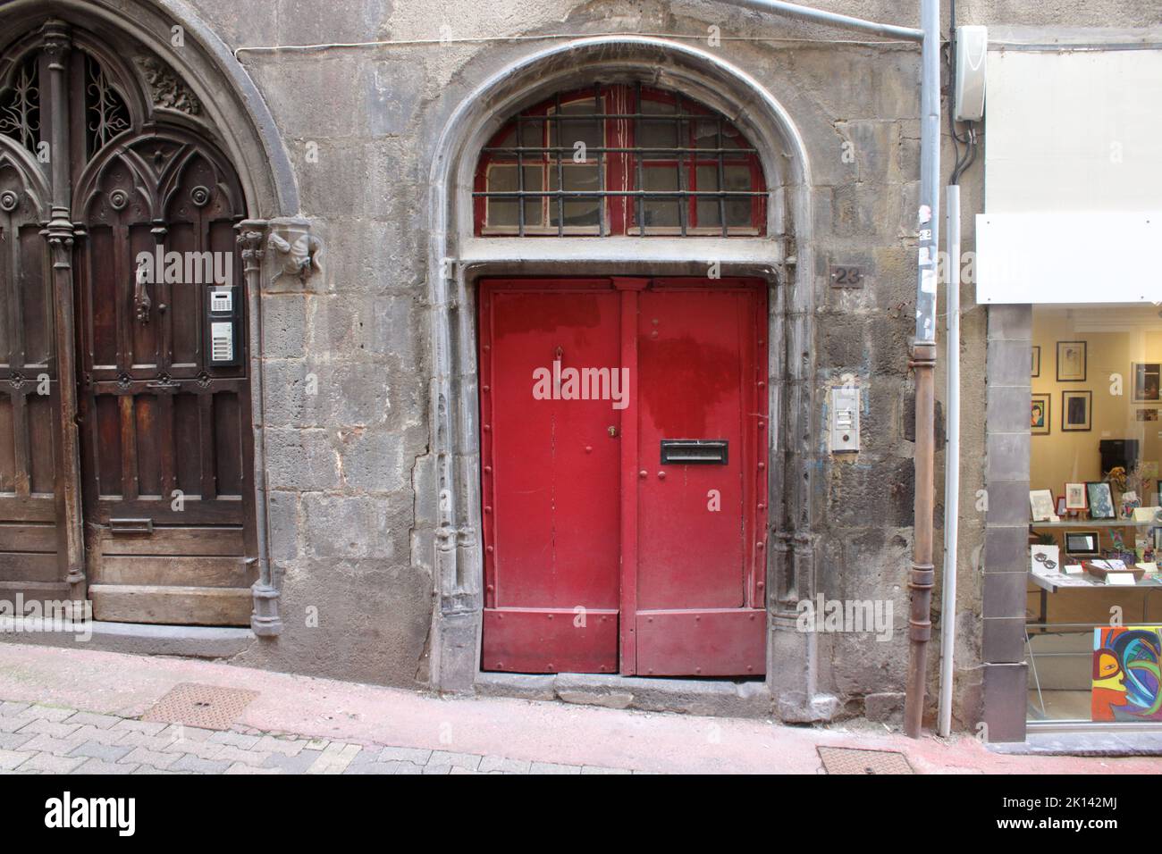 Vintage porta sulla strada inclinata rue du Port situato nel centro della città francese di Clermont-Ferrand. Foto Stock