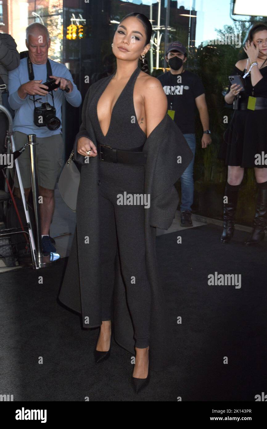 New York, NY, Stati Uniti. 14th Set, 2022. Vanessa Anne Hudgens partecipa al Michael Kors Collection Runway Show Primavera/Estate 2023, Highline Stages, New York, NY 14 settembre 2022. Credit: Quoin Pics/Everett Collection/Alamy Live News Foto Stock