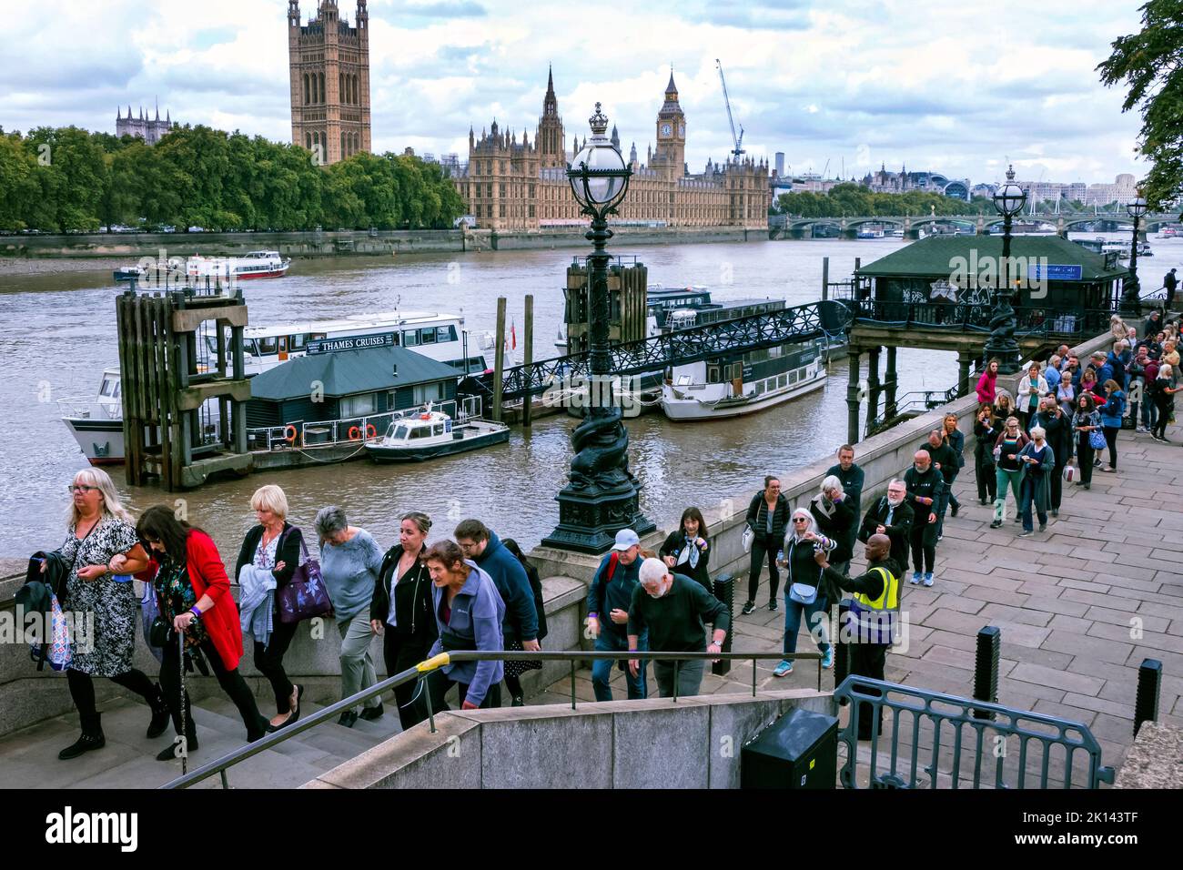 La messa in coda statale di persone in attesa di pagare i loro rispetti a sua regina Elisabetta II.Lambeth Bridge Londra UK Foto Stock