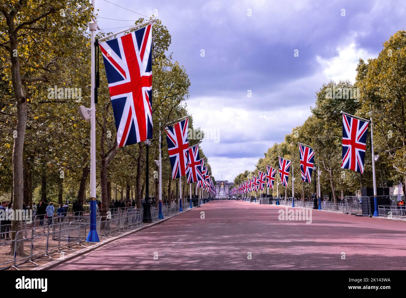 The Mall London, dove la gente stava rendendo omaggio alla regina Elisabetta II.Lambeth Bridge London UK Foto Stock