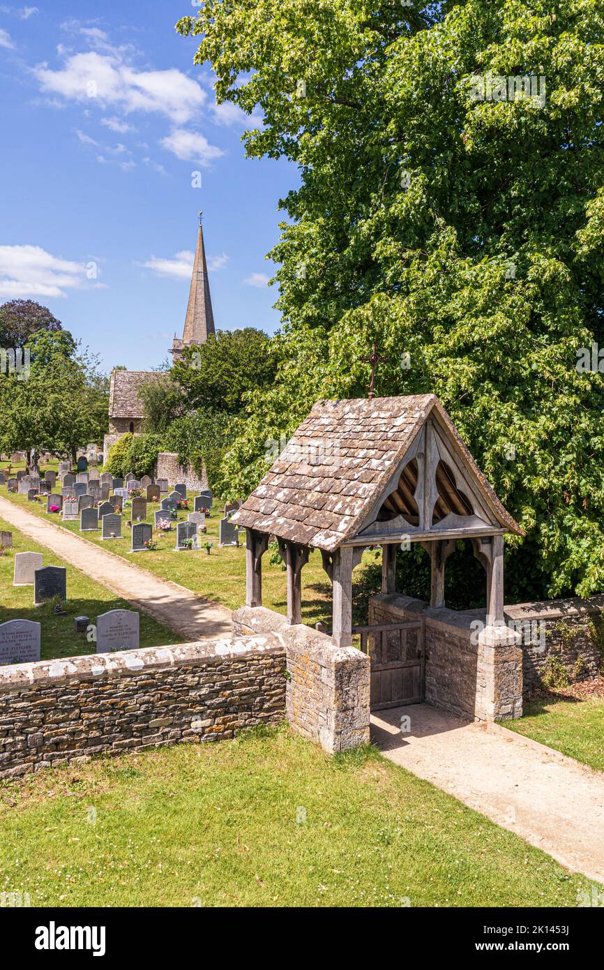 Chiesa di tutti i Santi nel villaggio Cotswold di Down Ampney, Gloucestershire UK. Ralph Vaughan Williams è nato nel Vicarage Vecchio nel 1872 Foto Stock