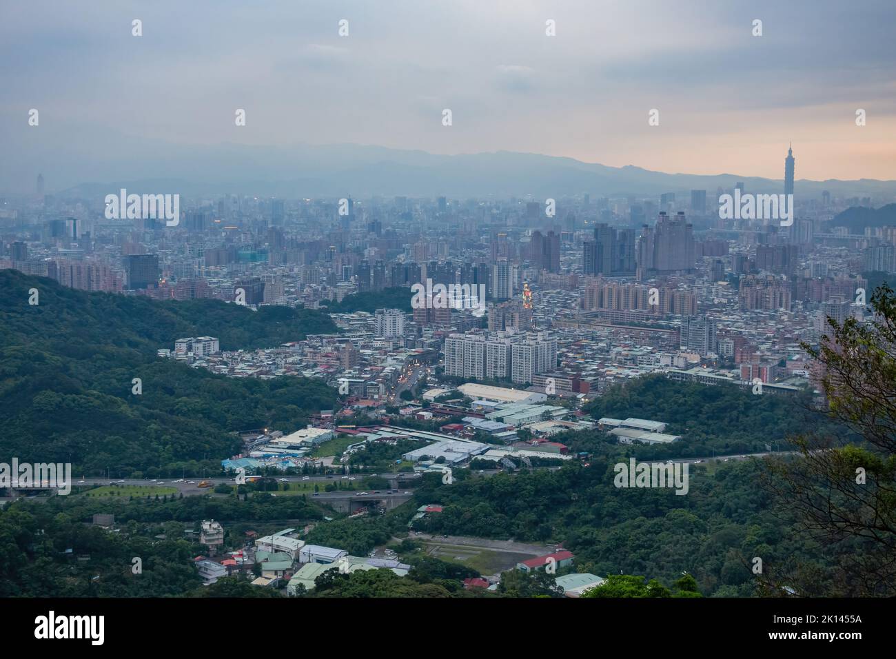 Splendido paesaggio urbano in aerotaia dal Tempio Fude di Hongludi Nanshan a Taiwan Foto Stock