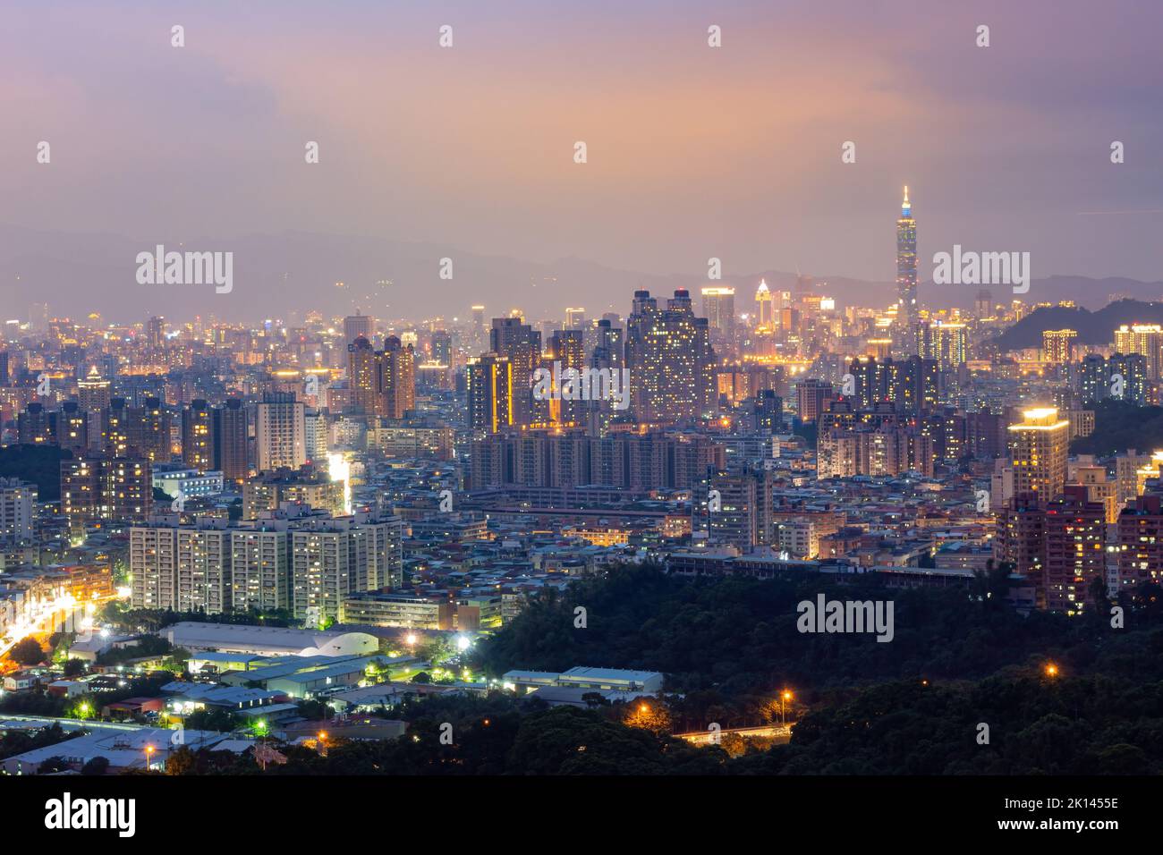 Splendido paesaggio urbano in aerotaia dal Tempio Fude di Hongludi Nanshan a Taiwan Foto Stock