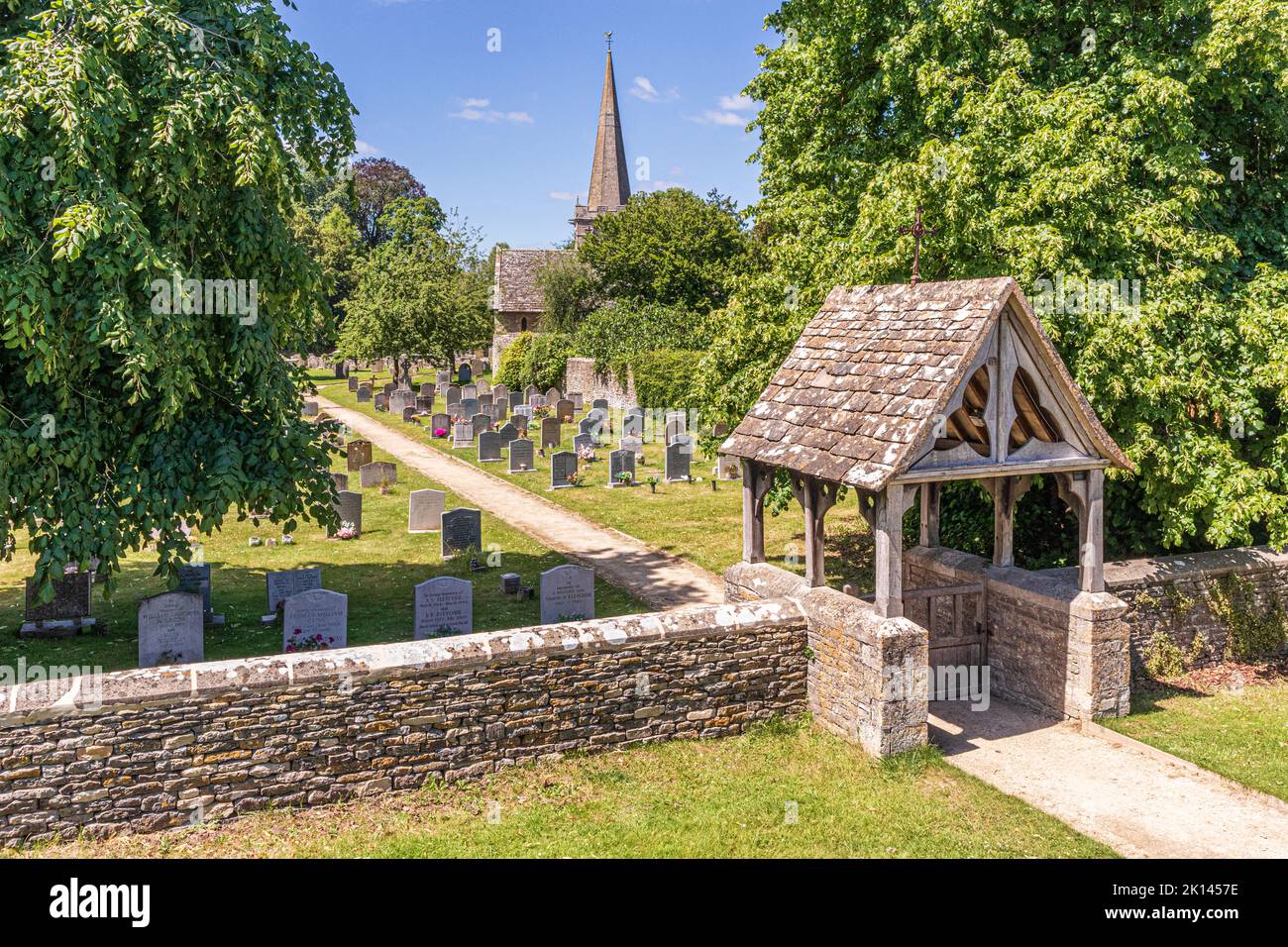 Chiesa di tutti i Santi nel villaggio Cotswold di Down Ampney, Gloucestershire UK. Ralph Vaughan Williams è nato nel Vicarage Vecchio nel 1872 Foto Stock
