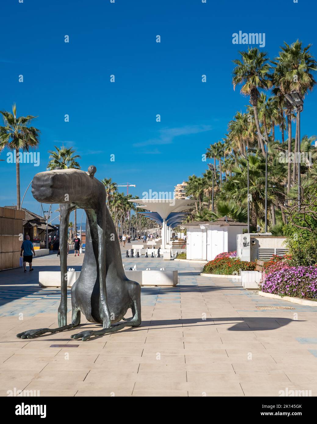 Statua di un cane sul lungomare di Estepona. Estepona è una località turistica della Costa del Sol, nel sud della Spagna. Una passeggiata costeggiata da palme, il Paseo Marítimo, r Foto Stock