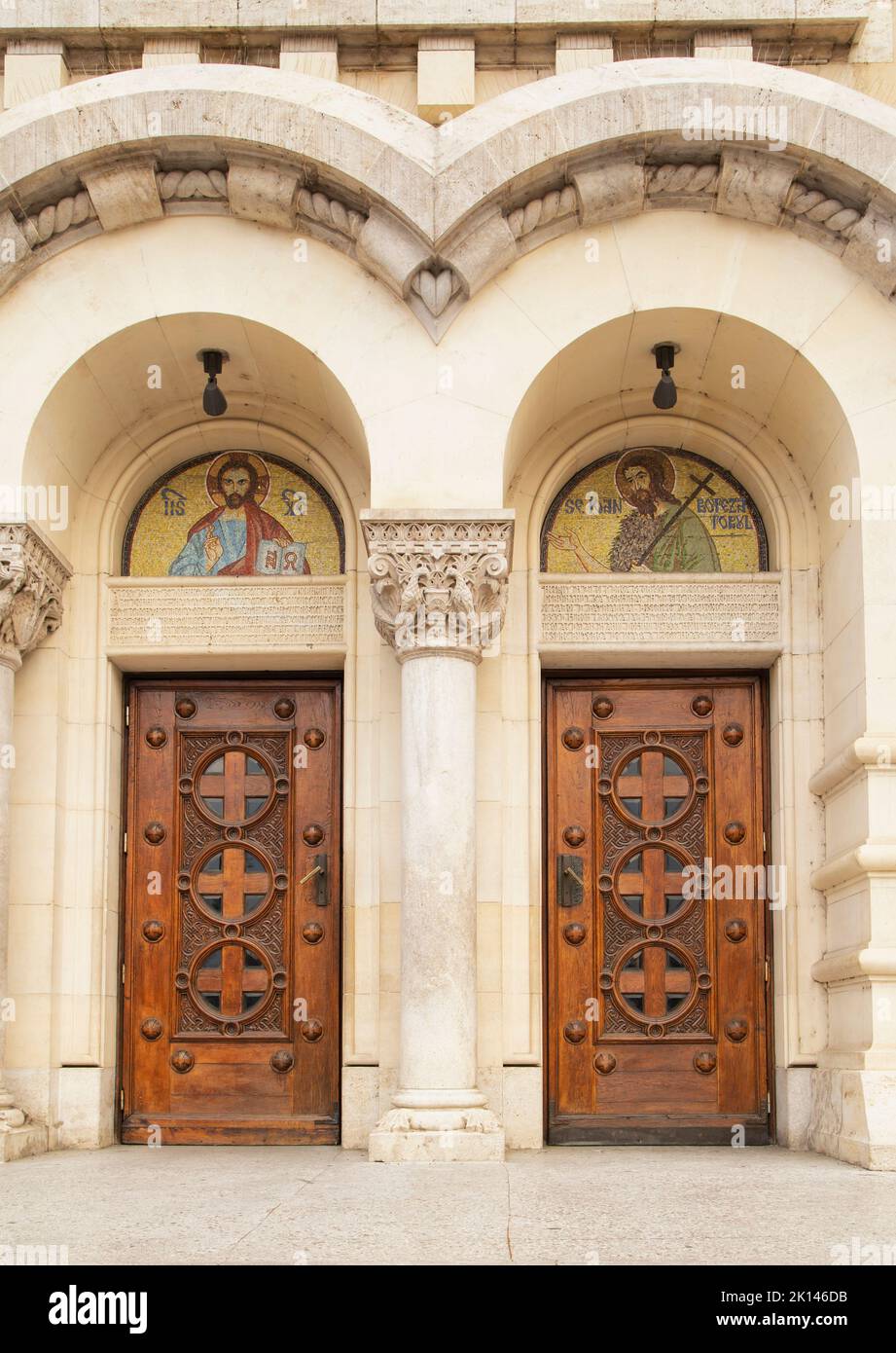 Vecchia finestra dipinta con ornamenti Foto Stock