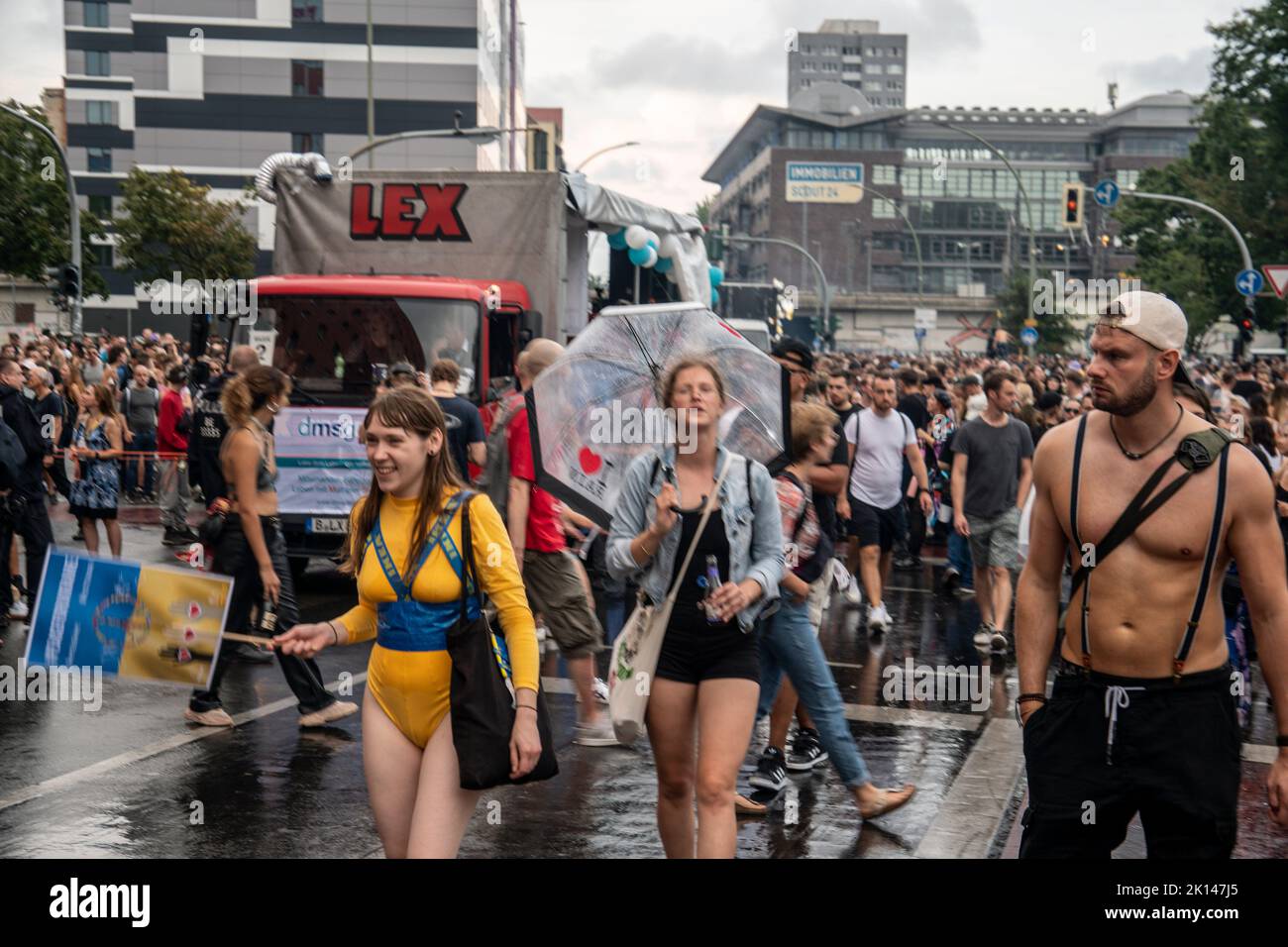 Zug der Liebe 2022, Techno Parade von Prenzlauer Berg bis Moritzplatz. Berlino, Germania Foto Stock