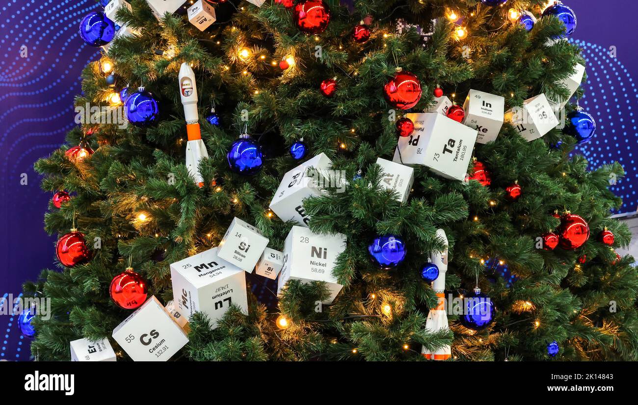 8 dicembre 2021, Sochi, Russia. Cubetti di carta con elementi della tavola periodica di Mendeleev sull'albero di Natale. Foto Stock
