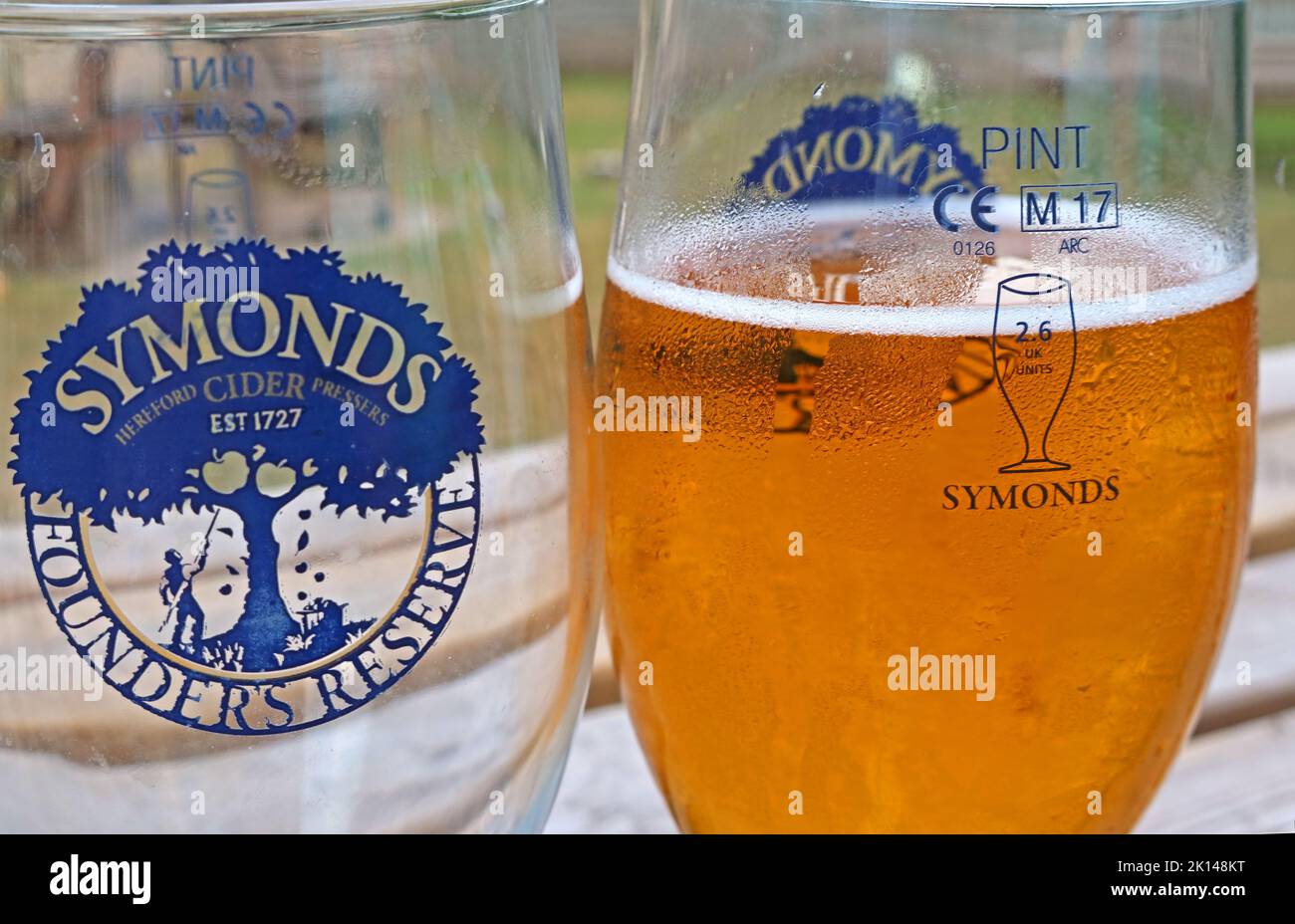 Symonds Hereford Cider, Founders Reserve pint Glasses, Inghilterra, Regno Unito Foto Stock
