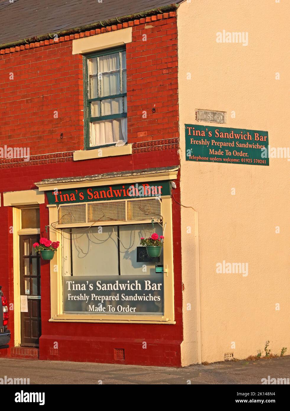 Piccolo paninoteca indipendente, bar sandwich Tinas, Thelwall Lane, Latchford, Warrington, Cheshire, Inghilterra, Regno Unito, WA4 1ND Foto Stock