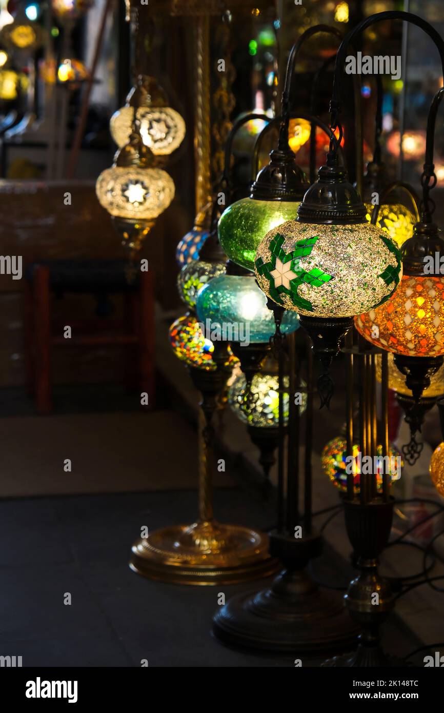 Lampade turche multicolori in vecchio stile fatte a mano in un negozio di Istanbul. C'è un modello di fiocco di neve su uno di loro, che potrebbe essere utile per Natale Foto Stock