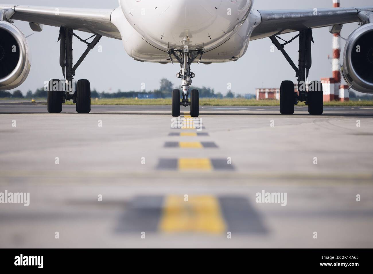 Vista frontale dell'aereo all'aeroporto. Aeroplano commerciale tassando da pista a cancello. Foto Stock