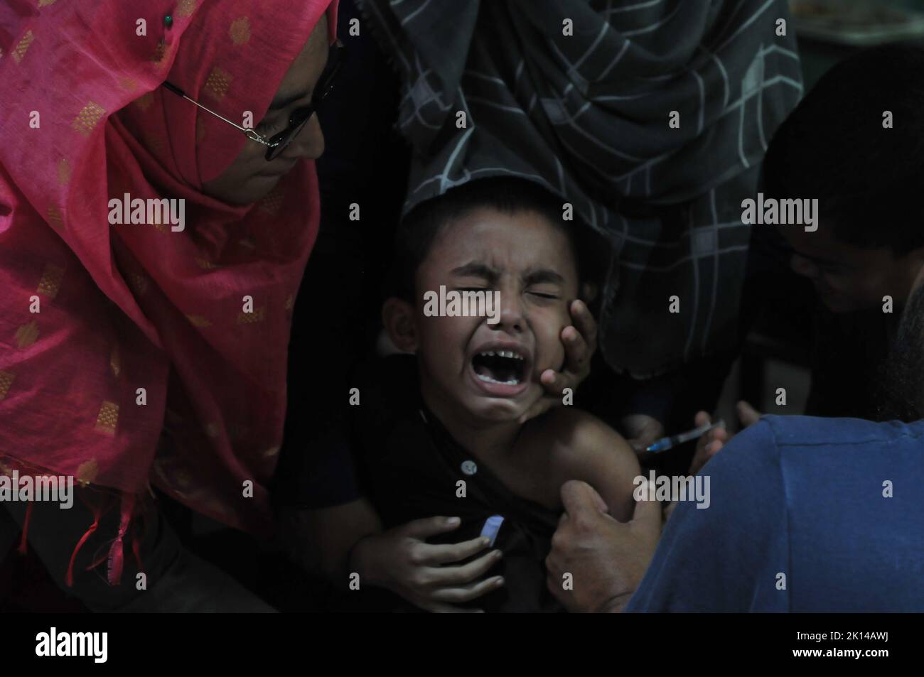 Sylhet, Bangladesh. 14th Set, 2022. Un bambino riceve una dose di Pfizer contro il virus durante la campagna di vaccinazione ai bambini come tentativo di ridurre l'infezione di Covid-19 a Baluchor Ideal School & College Campus . il 14 settembre 2022 a Sylhet, Bangladesh. (Credit Image: © MD Rafayat Haque Khan Eyepix G/eyepix via ZUMA Press Wire) Foto Stock