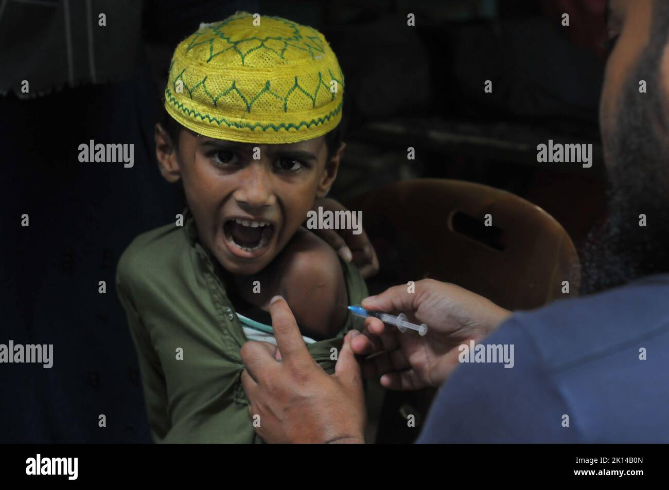 Sylhet, Bangladesh. 14th Set, 2022. Un bambino riceve una dose di Pfizer contro il virus durante la campagna di vaccinazione ai bambini come tentativo di ridurre l'infezione di Covid-19 a Baluchor Ideal School & College Campus . il 14 settembre 2022 a Sylhet, Bangladesh. (Credit Image: © MD Rafayat Haque Khan Eyepix G/eyepix via ZUMA Press Wire) Foto Stock