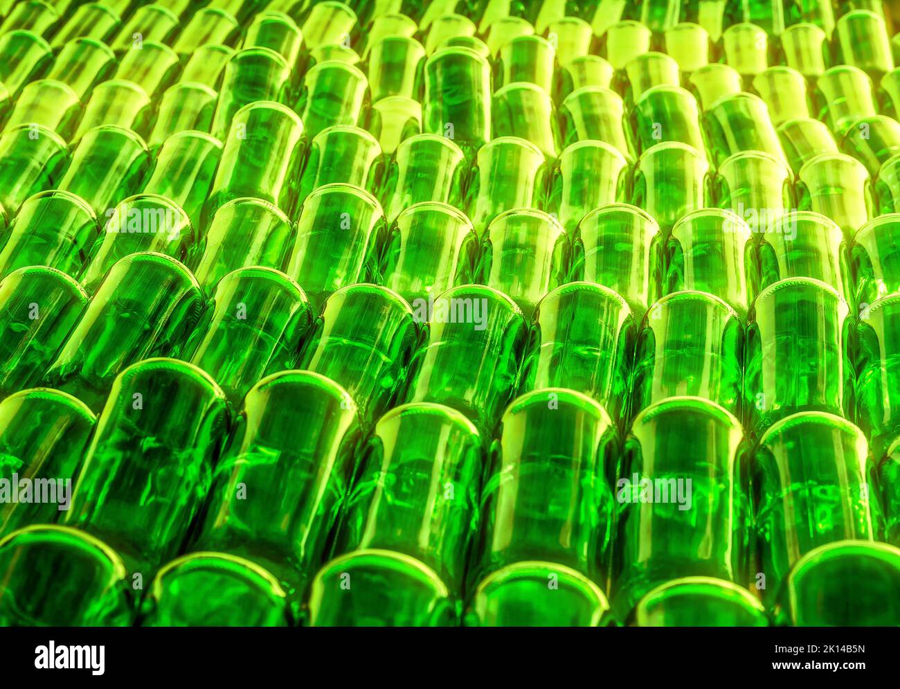 Bottiglie di vetro verde impilate in file per l'asciugatura. Produzione di contenitori di vetro per birra. Foto Stock