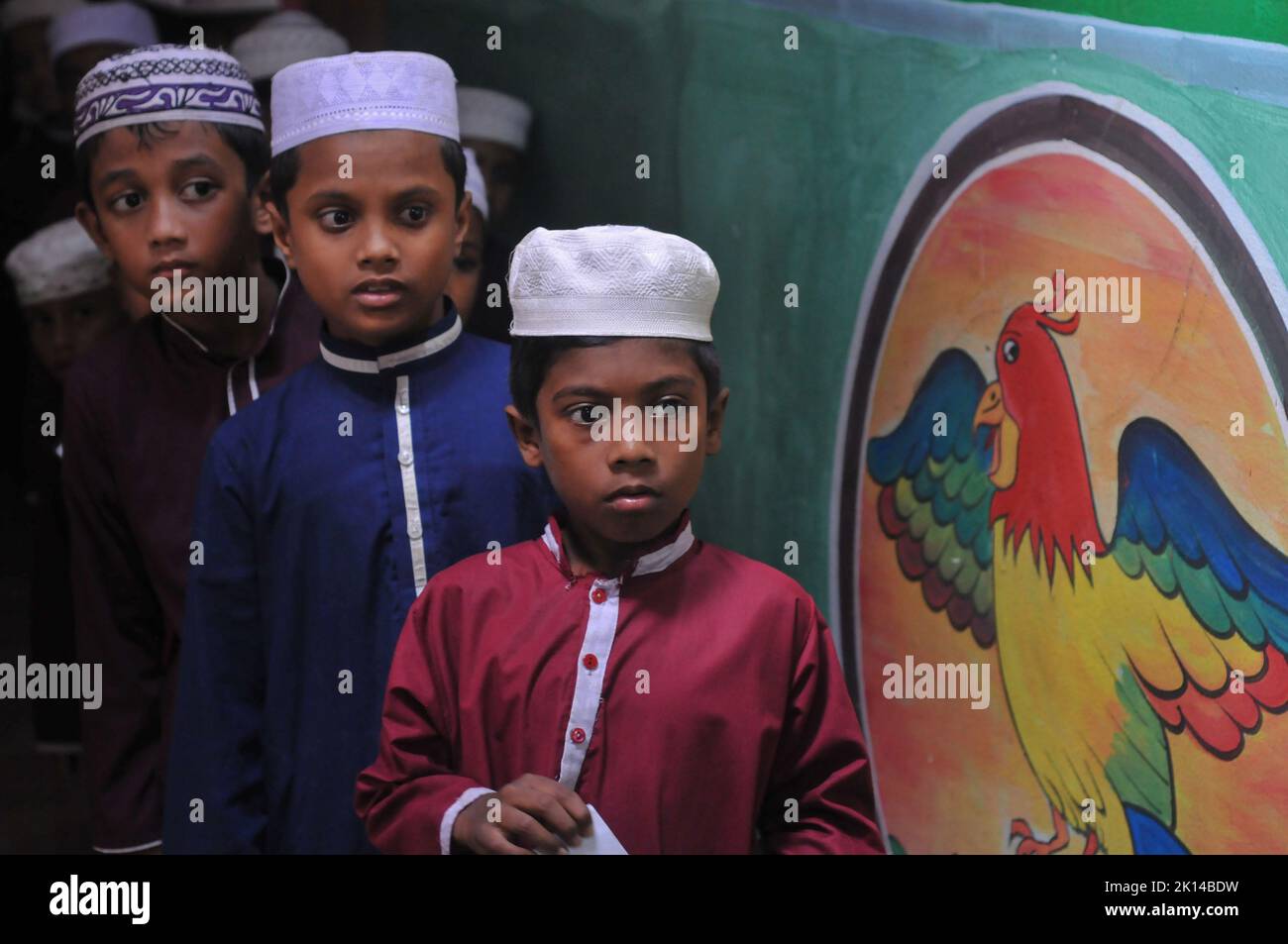 Sylhet, Bangladesh. 14th Set, 2022. Un bambino riceve una dose di Pfizer contro il virus durante la campagna di vaccinazione ai bambini come tentativo di ridurre l'infezione di Covid-19 a Baluchor Ideal School & College Campus . il 14 settembre 2022 a Sylhet, Bangladesh. (Credit Image: © MD Rafayat Haque Khan Eyepix G/eyepix via ZUMA Press Wire) Foto Stock