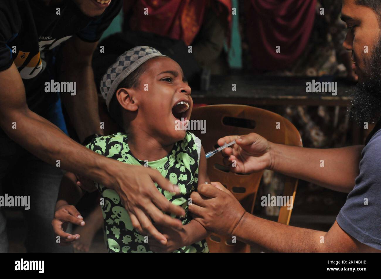 Sylhet, Bangladesh. 14th Set, 2022. Un bambino riceve una dose di Pfizer contro il virus durante la campagna di vaccinazione ai bambini come tentativo di ridurre l'infezione di Covid-19 a Baluchor Ideal School & College Campus . il 14 settembre 2022 a Sylhet, Bangladesh. (Credit Image: © MD Rafayat Haque Khan Eyepix G/eyepix via ZUMA Press Wire) Foto Stock