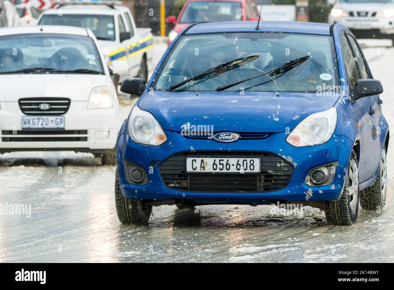 Traffico su una strada bagnata trafficata durante la stagione invernale concetto di condizioni stradali pericolose per la guida e la sicurezza stradale a Città del Capo, Sud Africa Foto Stock