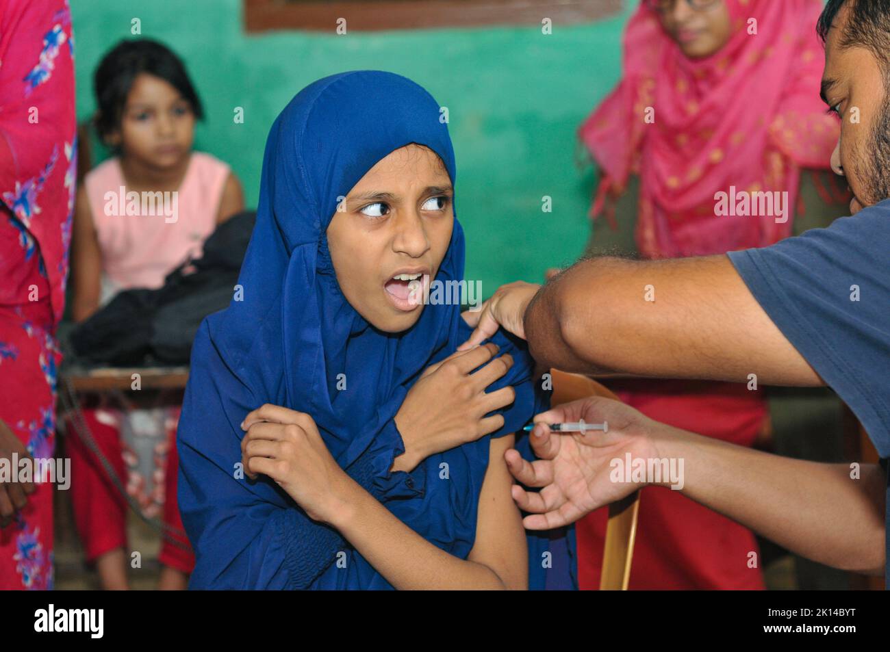 Sylhet, Bangladesh. 14th Set, 2022. Un bambino riceve una dose di Pfizer contro il virus durante la campagna di vaccinazione ai bambini come tentativo di ridurre l'infezione di Covid-19 a Baluchor Ideal School & College Campus . il 14 settembre 2022 a Sylhet, Bangladesh. (Credit Image: © MD Rafayat Haque Khan Eyepix G/eyepix via ZUMA Press Wire) Foto Stock