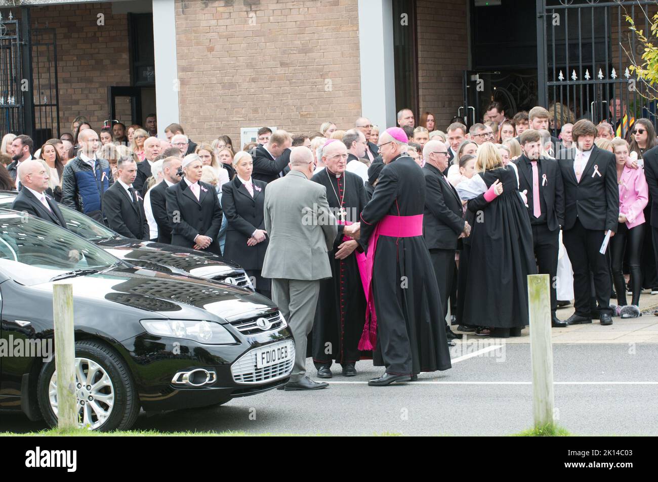 Il funerale di Olivia Pratt-Korbel si è svolto alle 11am di giovedì 15th settembre presso la chiesa di Santa Margherita Maria, Pilch Lane, Dovecot. La comunità locale costeggiano la strada fuori dalla Chiesa e dalla scuola di Olivia per rendere omaggio all'arrivo del corteo. Il servizio diretto da Padre Roy, Madre di Olivia Cheryl fece l'Eulogia, l'Arcivescovo di Liverpool fece l'Omelia. Su richiesta della famiglia, la maggior parte dei lutto indossava rosa in memoria di Olivia. Dopo il servizio alla chiesa il corteo funebre partì per un servizio privato. Sono ancora in corso indagini sull'omicidio di Olivia di 9 anni. Foto Stock